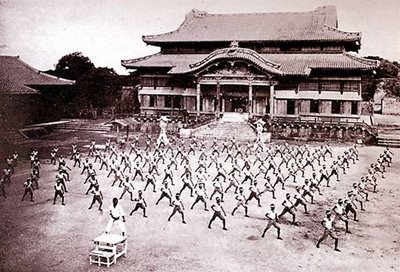 Pratica di fronte al Castello di Shuri (Okinawa - 1938)